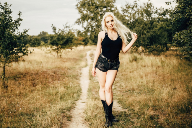 Обои картинки фото девушки, - блондинки,  светловолосые, блондинка, тропинка, шорты, майка, сапоги