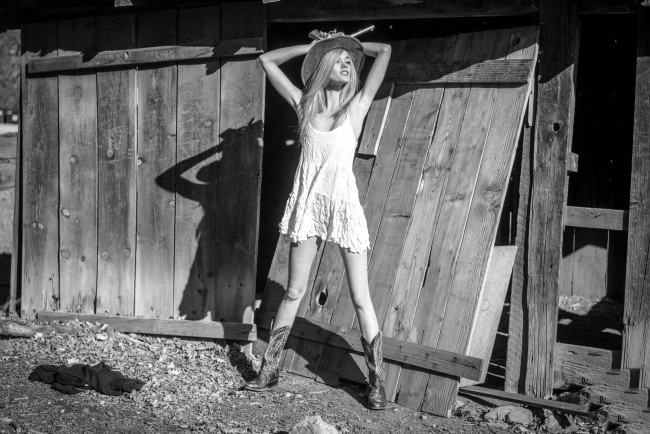 Обои картинки фото девушки, - черно-белые, монохром, револьвер