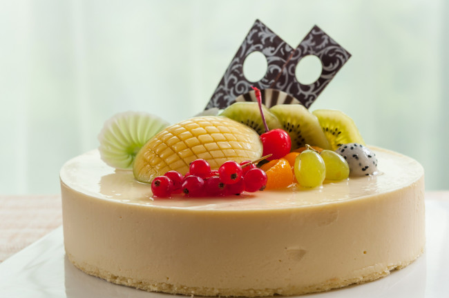 Обои картинки фото еда, торты, белый, торт, шоколад, киви, авокадо, виноград, смородина