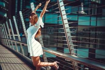 Картинка девушки -+брюнетки +шатенки marco squassina высокие каблуки белое платье брюнетка длинные волосы закрывающие лицо городской вид выгнутая спина поднятые руки