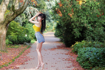 Картинка девушки -+азиатки парк азиатка поза