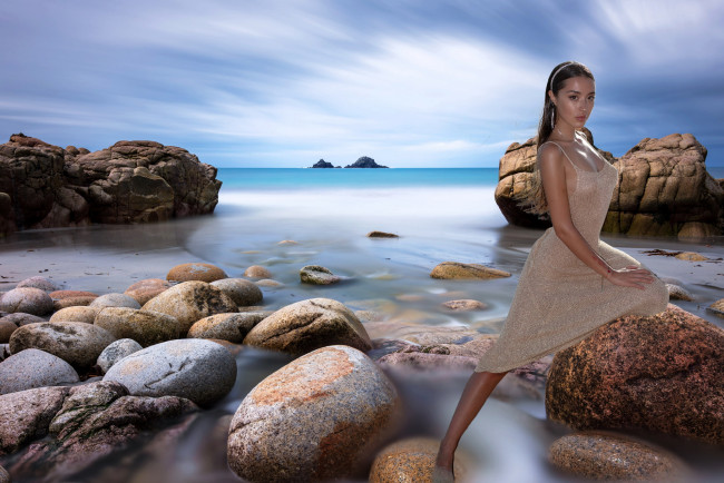 Обои картинки фото девушки, - брюнетки,  шатенки, море, камни, брюнетка, поза