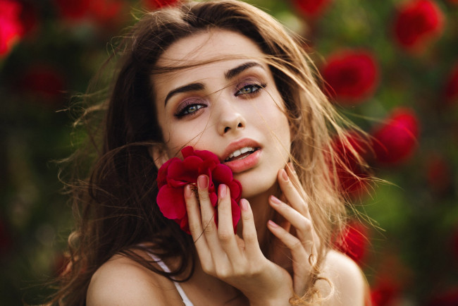 Обои картинки фото девушки, - лица,  портреты, брюнетка, портрет, цветок