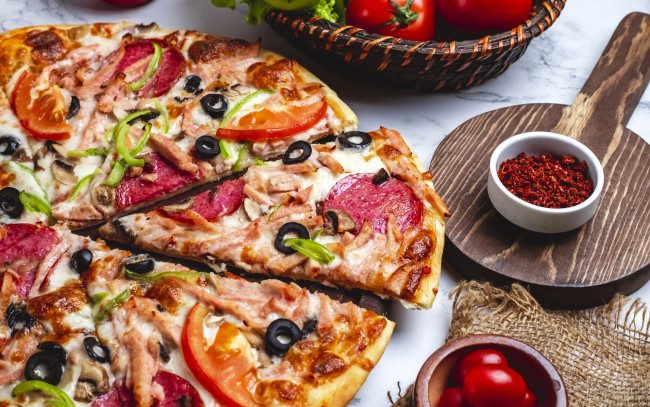 Обои картинки фото еда, пицца, маслины, салями, помидоры