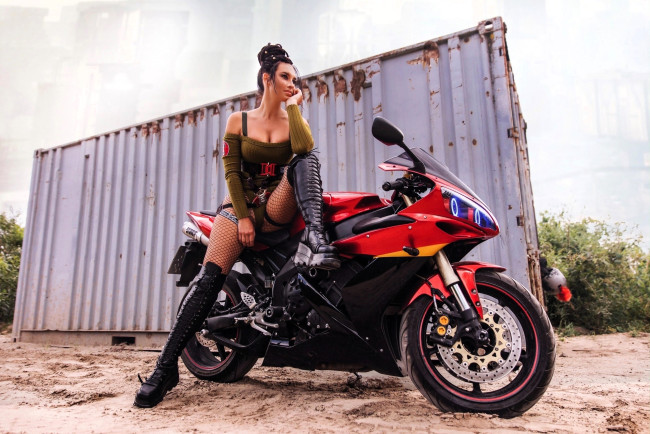 Обои картинки фото девушки, анна шаховская, образ, косплей, наряд, мотоцикл, контейнер