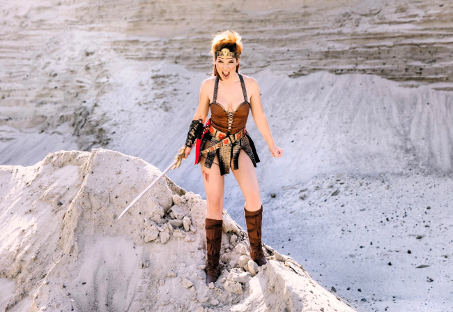 Обои картинки фото девушки, анна шаховская, образ, косплей, наряд, меч, скалы