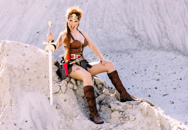 Обои картинки фото девушки, анна шаховская, образ, косплей, наряд, меч, скалы