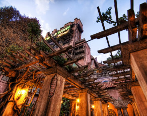 Картинка the haunted garden разное сооружения постройки disneyland