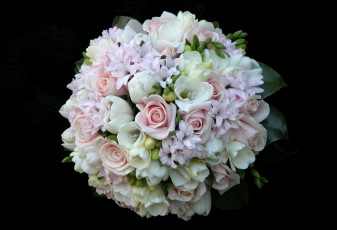 Картинка цветы букеты композиции фрезия розы гиацинт