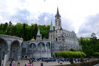 Картинка города католические соборы костелы аббатства костел площадь