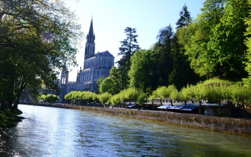 Картинка города католические соборы костелы аббатства река деревья костел