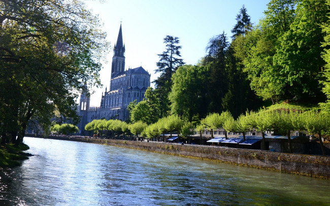 Обои картинки фото города, католические, соборы, костелы, аббатства, река, деревья, костел