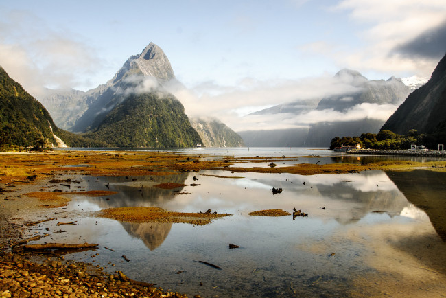 Обои картинки фото природа, реки, озера, озеро, горы, деревья, корабль, туман, облака, небо