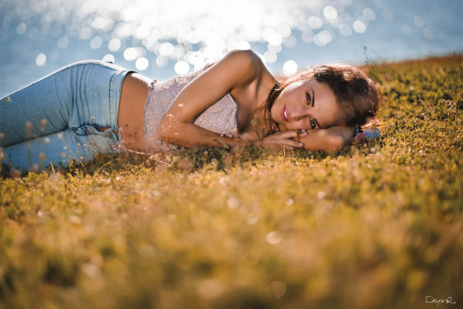 Обои картинки фото девушки, -unsort , брюнетки, темноволосые, река, луг, топ, джинсы