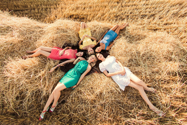 Обои картинки фото девушки, -unsort , группа девушек, солома, позы, улыбки, подружки