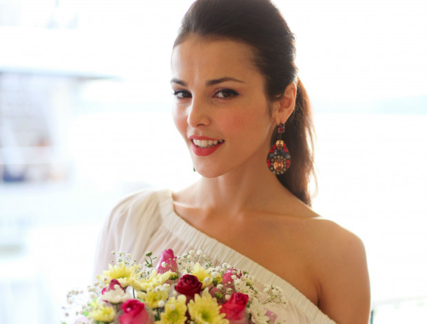 Обои картинки фото музыка, сати казанова, певица, лицо, серьги, букет