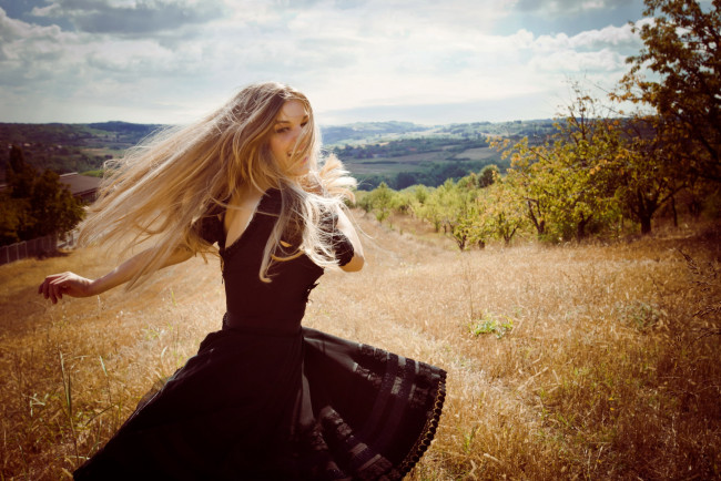 Обои картинки фото девушки, - блондинки,  светловолосые, луг, блондинка