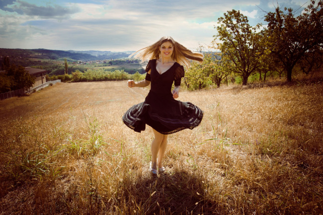 Обои картинки фото девушки, - блондинки,  светловолосые, луг, блондинка