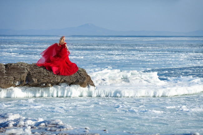 Обои картинки фото девушки, - блондинки,  светловолосые, море, скала, блондинка