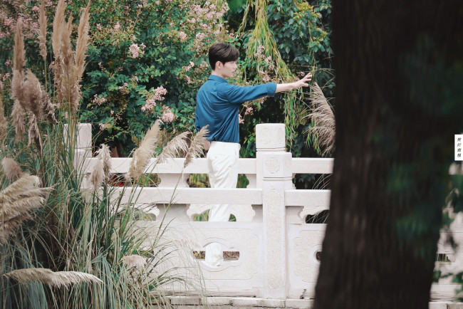 Обои картинки фото кино фильмы, the oath of love, гу, вэй, мост, сад, жест