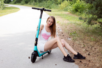 Картинка девушки -+рыжеволосые+и+разноцветные парк самокат рыженькая