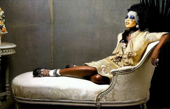 Обои картинки фото девушки, naomi campbell, модель, наряд, макияж, диван