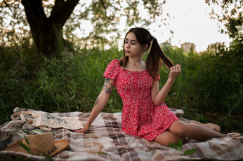 Картинка бестия девушки -+брюнетки +шатенки девушка женщина брюнетка темноволосая сексуальная модель звезда позирует разная обувь верхняя стильная одежда нижнее эротическое бельё трусы лифчик колготки чулки аксессуары макияж и множество элементов на фотографии