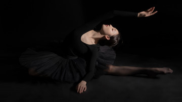 Картинка бестия девушки -+азиатки девушка женщина брюнетка темноволосая сексуальная модель звезда позирует разная обувь верхняя стильная одежда нижнее эротическое бельё трусы лифчик колготки чулки аксессуары макияж и множество элементов на фотографии