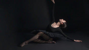 Картинка бестия девушки -+азиатки девушка женщина брюнетка темноволосая сексуальная модель звезда позирует разная обувь верхняя стильная одежда нижнее эротическое бельё трусы лифчик колготки чулки аксессуары макияж и множество элементов на фотографии