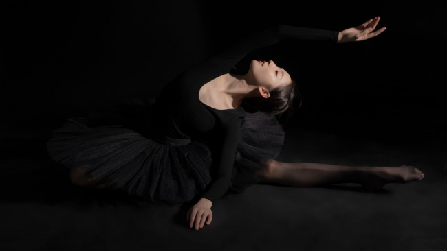 Обои картинки фото бестия, девушки, - азиатки, девушка, женщина, брюнетка, темноволосая, сексуальная, модель, звезда, позирует, разная, обувь, верхняя, стильная, одежда, нижнее, эротическое, бельё, трусы, лифчик, колготки, чулки, аксессуары, макияж, и, множество, элементов, на, фотографии