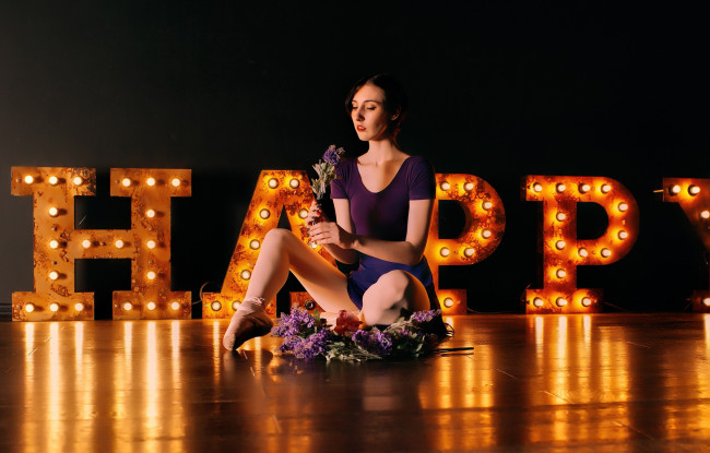 Обои картинки фото бестия, девушки, - брюнетки,  шатенки, девушка, женщина, брюнетка, темноволосая, сексуальная, модель, звезда, позирует, разная, обувь, верхняя, стильная, одежда, нижнее, эротическое, бельё, трусы, лифчик, колготки, чулки, аксессуары, макияж, и, множество, элементов, на, фотографии