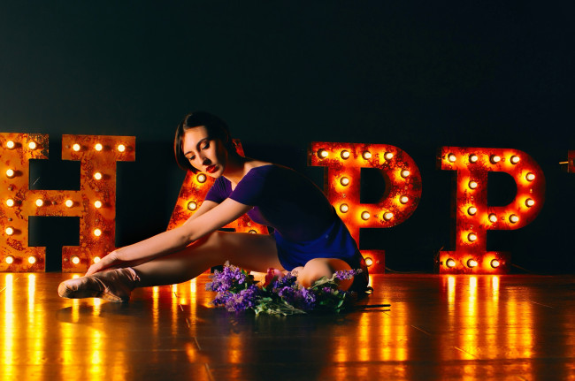 Обои картинки фото бестия, девушки, - брюнетки,  шатенки, девушка, женщина, брюнетка, темноволосая, сексуальная, модель, звезда, позирует, разная, обувь, верхняя, стильная, одежда, нижнее, эротическое, бельё, трусы, лифчик, колготки, чулки, аксессуары, макияж, и, множество, элементов, на, фотографии