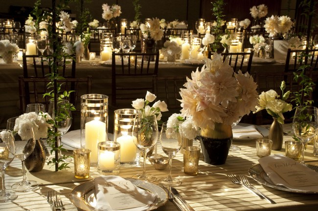 Обои картинки фото интерьер, декор,  отделка,  сервировка, свечи, букеты, приборы