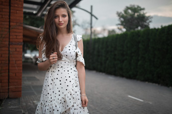 Картинка девушки вероника+авдеева вероника авдеева брюнетка белое платье в горошек смотрит на зрителя дмитрий шульгин придерживающая волосы серые глаза