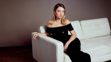 Картинка sydney+sweeney+for+buzzfeed+celeb+2024 девушки sydney+sweeney cидни cуини актриса сидя диван белый черное платье buzzfeed celeb телепрограмма