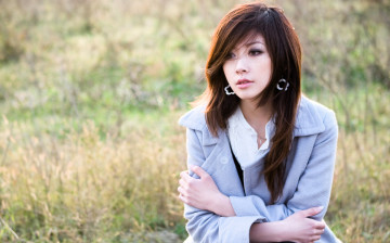 Картинка девушки -+азиатки шатенка пальто