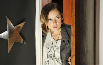 обоя beverly hills 90210, кино фильмы, beverly hills,  90210, девушка, куртка, двери, звезда