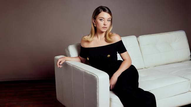 Обои картинки фото sydney sweeney for buzzfeed celeb 2024, девушки, sydney sweeney, cидни, cуини, актриса, сидя, диван, белый, черное, платье, buzzfeed, celeb, телепрограмма
