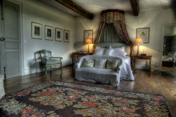 Картинка интерьер спальня кровать балдахин ковер подушки лампы