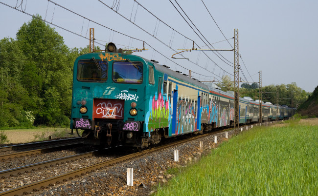 Обои картинки фото техника, электрички, рельсы, провода, поезд