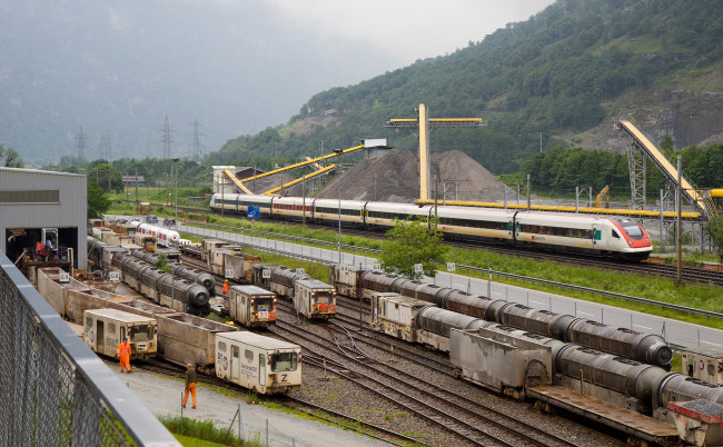 Обои картинки фото техника, поезда, депо, пути, поед, вагоны