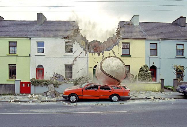 Обои картинки фото юмор, приколы, машина, дом, мяч