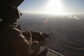 Картинка оружие армия спецназ солдат шлем