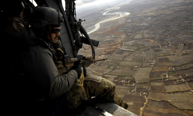 Обои картинки фото оружие, армия, спецназ, солдат, шлем