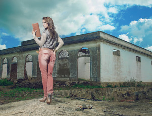 Картинка taynara+s +gargantini& 65279 девушки джинсы клатч развалины