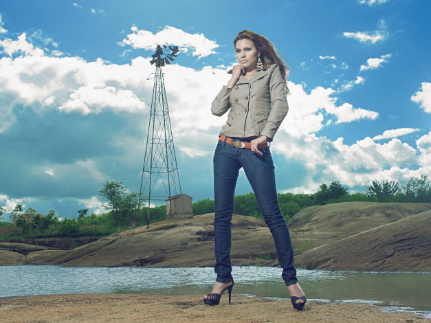Обои картинки фото taynara s,  gargantini, девушки,  gargantini&, 65279, джинсы, ветряк, вода