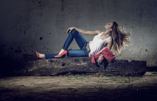 Обои картинки фото taynara s,  gargantini, девушки,  gargantini&, 65279, джинсы, стена