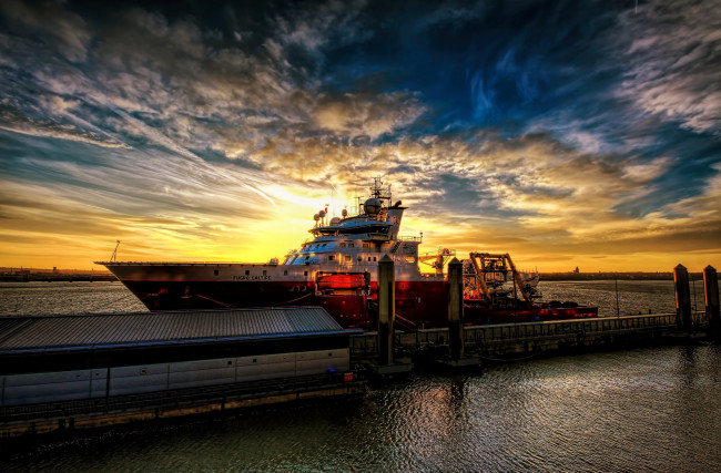 Обои картинки фото fugro saltire, корабли, порты ,  причалы, причал, облака, свет, судно