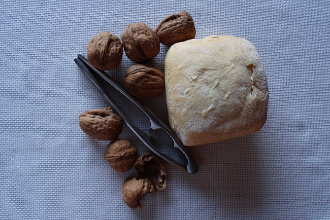 Обои картинки фото еда, орехи,  каштаны,  какао-бобы, щипцы, орешки