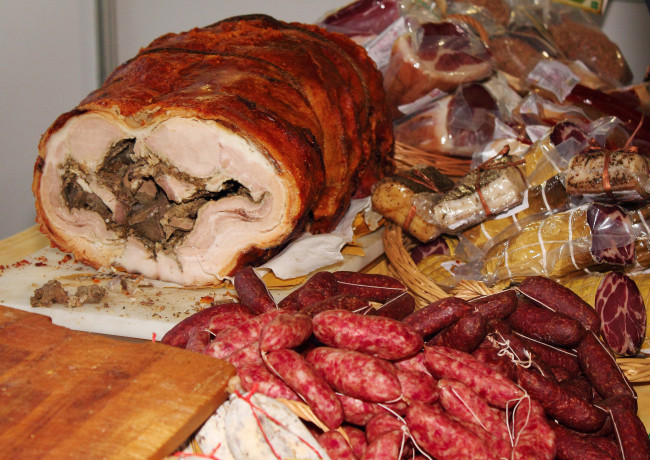 Обои картинки фото еда, колбасные изделия, колбаски, рулет